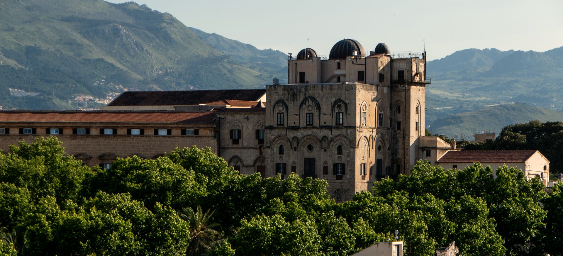 Palermo: il Palazzo dei Normanni e le montagne che circondano la città